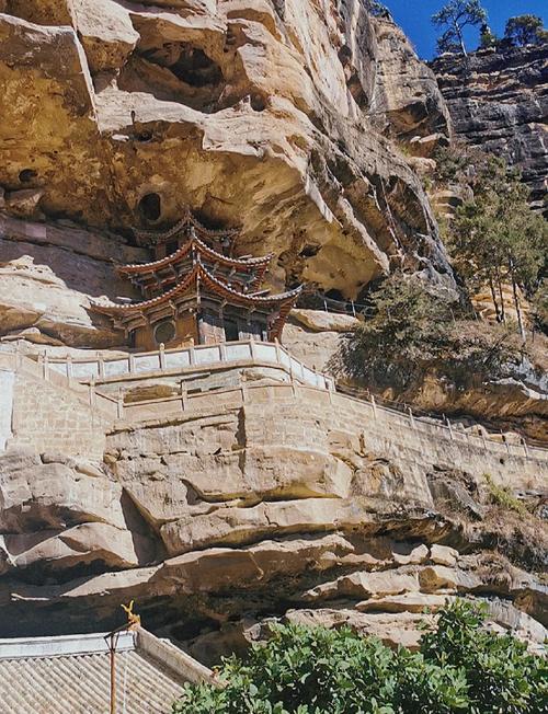 云南石宝山旅游景点(石宝山景点介绍)