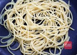 法式香煎龙利鱼意面的做法图解2