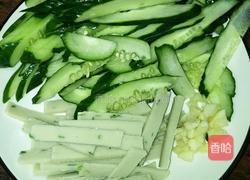 鱼饼炒青瓜的做法图解1