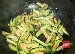 鱼饼炒青瓜的做法图解8