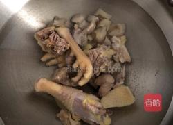 花胶红枣炖阉鸡的做法图解4
