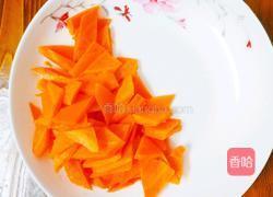 胡萝卜炒西蓝花的做法图解2