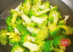 胡萝卜炒西蓝花的做法图解4