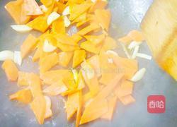胡萝卜炒西蓝花的做法图解7