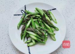 芦笋炒鸡蛋的做法图解2