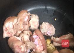 木瓜花生猪蹄汤的做法图解1