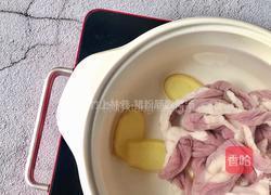 猪粉肠酸菜汤的做法图解4