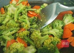 胡萝卜炒西兰花的做法图解10
