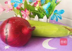 洋葱炒玉米的做法图解1