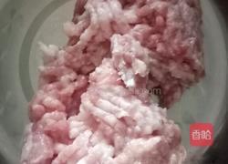 猪肉木耳蘑菇馅馄饨的做法图解1