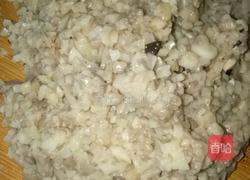 猪肉木耳蘑菇馅馄饨的做法图解2