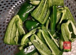 甜椒炒肥肠的做法图解1