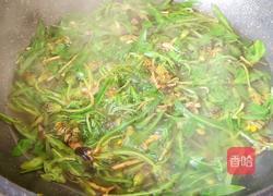 蒲公英炒鸡蛋的做法图解2