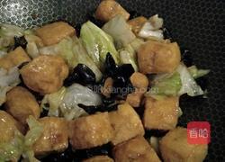木耳豆腐包炒卷心菜的做法图解10