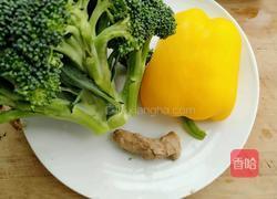 黄椒炒西兰花的做法图解1