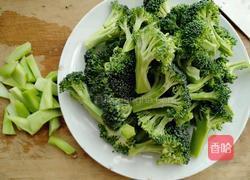 黄椒炒西兰花的做法图解3