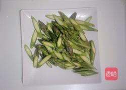 猪肉炒芦笋的做法图解2