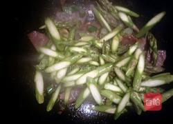 猪肉炒芦笋的做法图解5