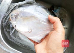 清蒸美味小鲳鱼的做法图解1