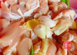 秘制炒鸡腿的做法图解1