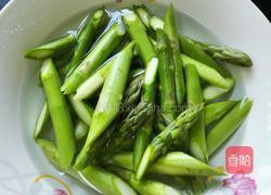 香肠炒芦笋的做法图解1