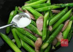 香肠炒芦笋的做法图解5