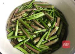 双椒炒野芹菜梗的做法图解2
