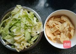 猪油炒长油方包菜的做法图解1