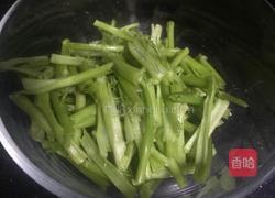 花生拌菠菜梗的做法图解3