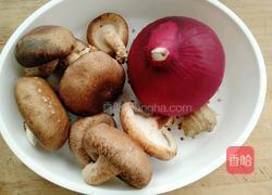 洋葱炒香菇的做法图解1