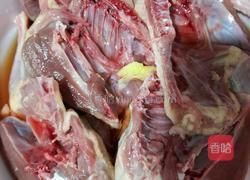 盐焗乳鸽的做法图解1