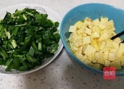 豆腐炒韭菜的做法图解1