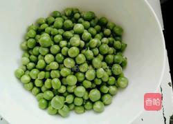 鲜虾滑蛋炒豌豆的做法图解2