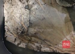 荷叶蒸腊鱼的做法图解1