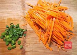 香菇牛肉酱蒸胡萝卜丝的做法图解2