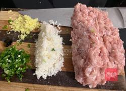 荸荠糯米肉丸的做法图解2