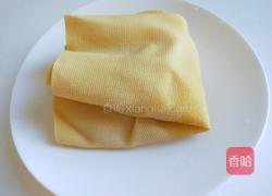 新文美食 鸡蛋韭菜豆皮花的做法图解1