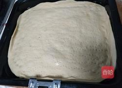 洋葱灌肉肠披萨的做法图解2