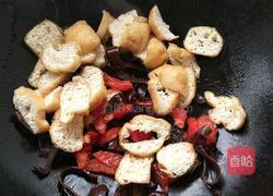 白菜木耳炒油果的做法图解2