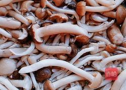 海鲜菇肉丝炒粉的做法图解1