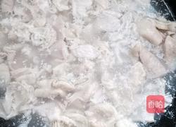 胡萝卜煲肥肠的做法图解1