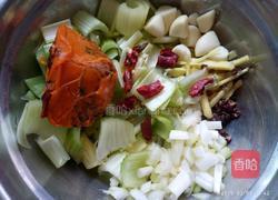 胡萝卜煲肥肠的做法图解3