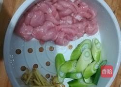 平菇炒肉的做法图解1