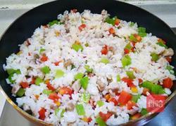 莴笋胡萝卜肉丁炒饭的做法图解11