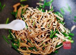 青蒜苗炒豆腐皮的做法图解7