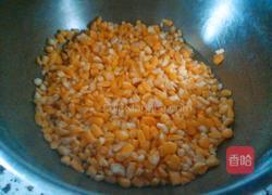 玉米碴子粥的做法图解1