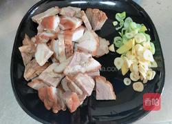 爆炒尖椒肘花肉的做法图解1