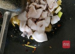 韭菜炒鱿鱼的做法图解12