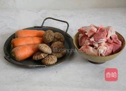 胡萝卜香菇骨头汤的做法图解1