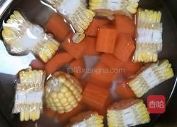 胡萝卜玉米肉丸汤的做法图解1